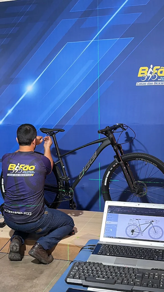 Atendimento de Bike Fit com equipamento a laser na Casa das Bicicletas Bifão