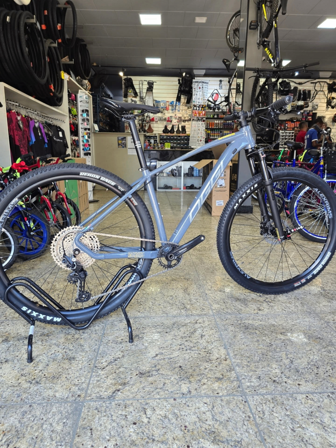 Bicicleta Oggi cinza exposta na loja