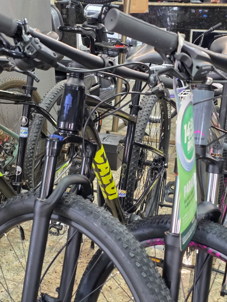 Bicicletas em manutenção na oficina Bifão