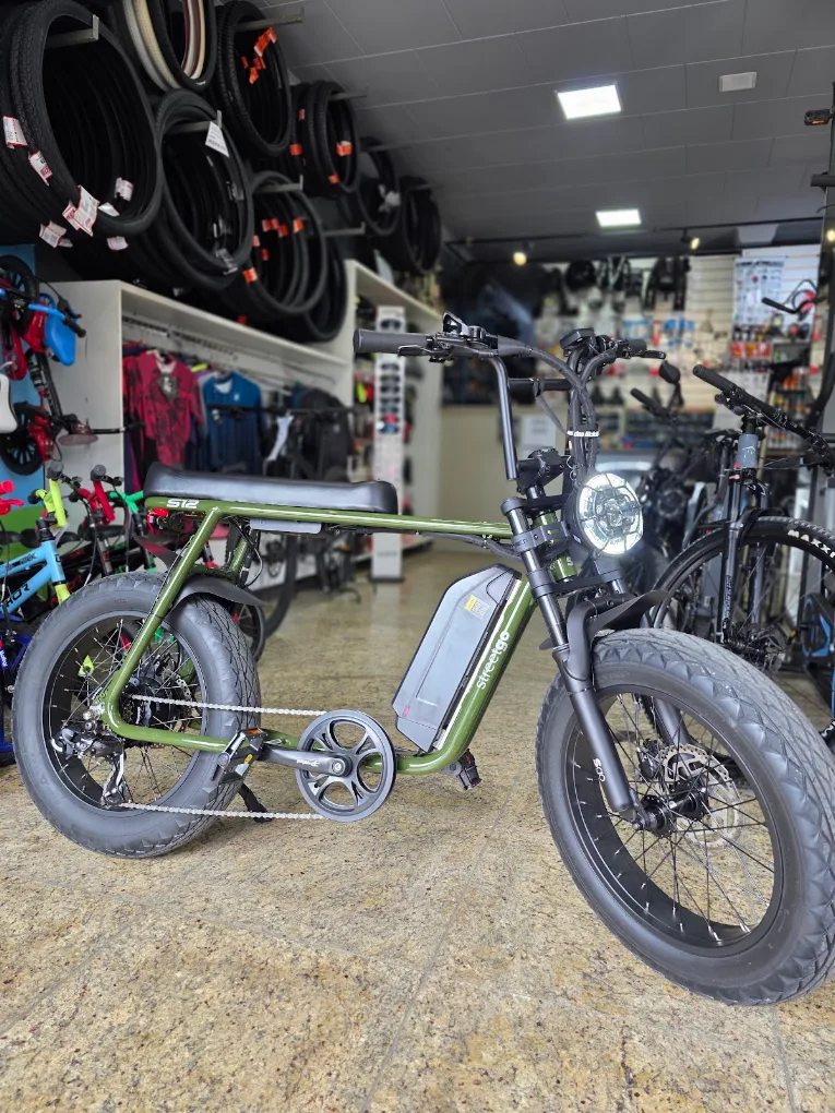 Bicicleta elétrica fat bike disponível na loja