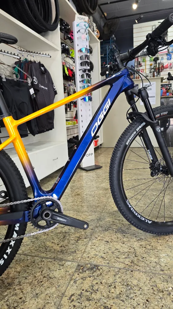 Bicicleta Oggi com detalhes em azul e amarelo